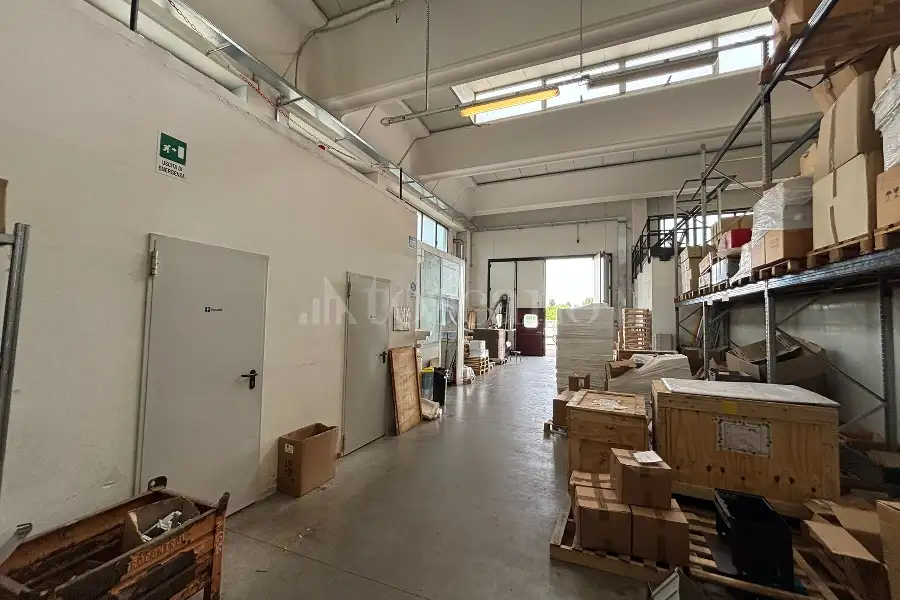 Capannone in vendita di 2.300 mq a €1.300.000 (rif. 2/2026)