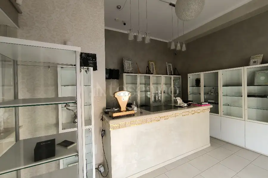 Negozio in affitto di 30 mq a €400 (rif. 30/2025)