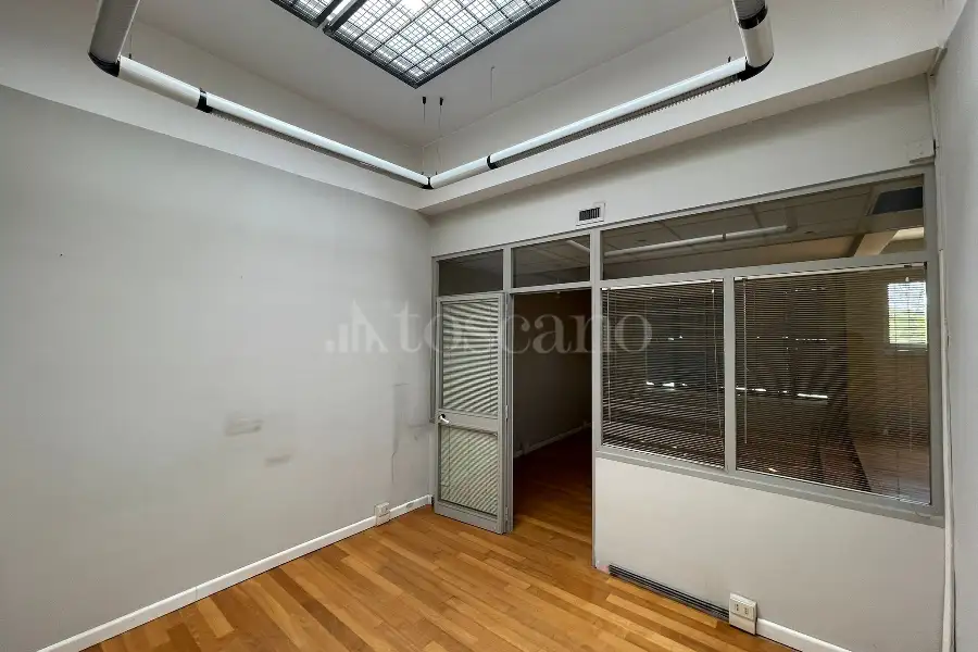 Negozio in affitto di 230 mq a €4.500 (rif. 77/2023)