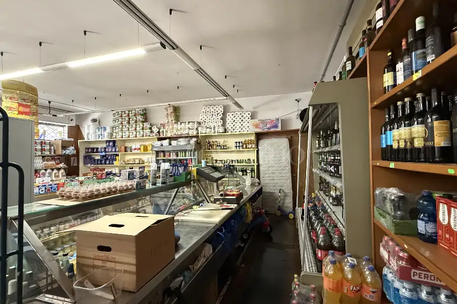 Negozio in vendita di 100 mq a €125.000 (rif. 8/2026)