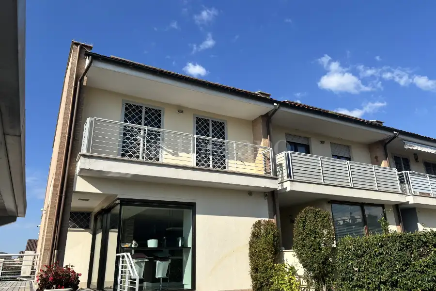 Villa Plurifamiliare in vendita di 250 mq a €1.050.000 (rif. 14/2026)
