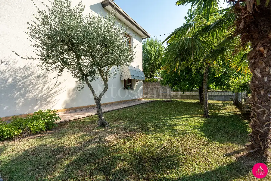 Casa Indipendente in vendita di 254 mq a €250.000 (rif. 150/2026)