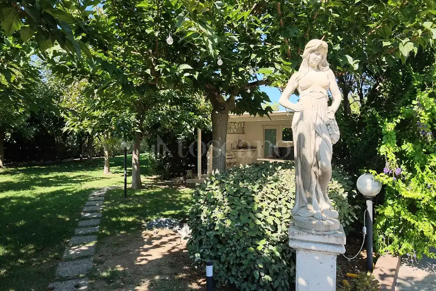 Casa Indipendente in vendita di 250 mq a €879.000 (rif. 203/2026)