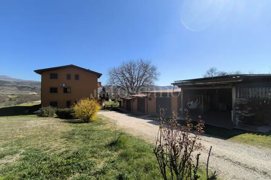 Villa in vendita di 550 mq a €890.000 (rif. 17/2025)