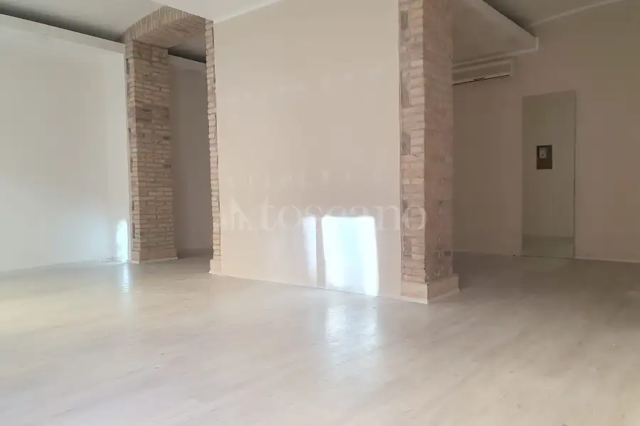 Negozio in affitto di 60 mq a €1.900 (rif. 110/2026)