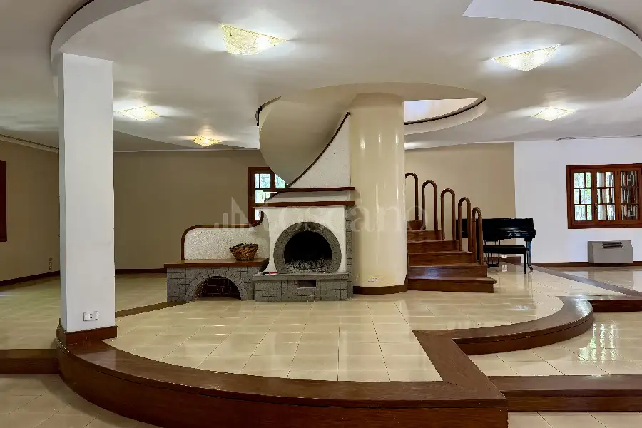 Villa in vendita di 653 mq a €1.180.000 (rif. 98/2026)