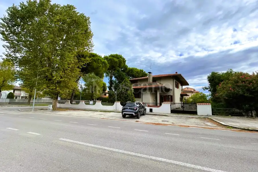 Villa in vendita di 305 mq a €650.000 (rif. 12/2025)