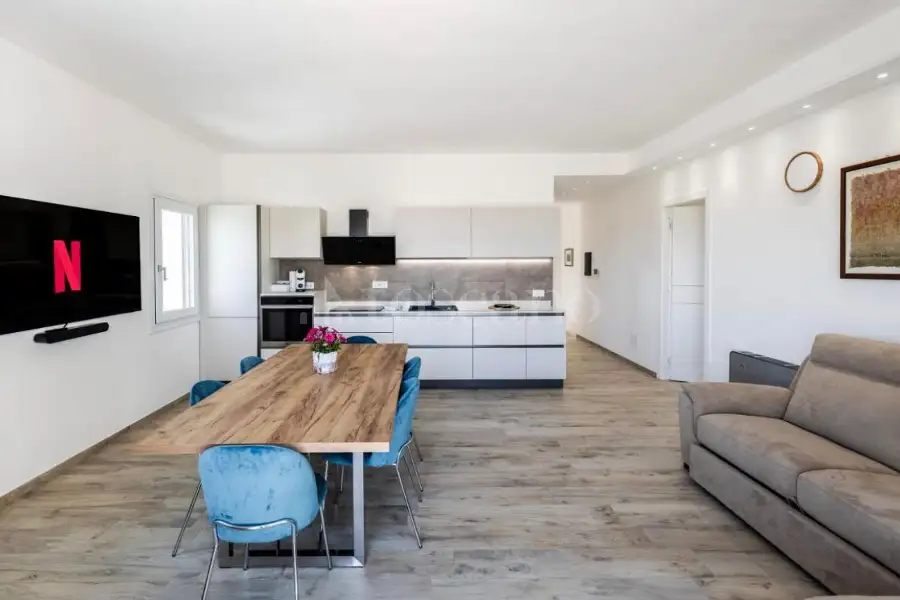 Casa Indipendente in vendita di 340 mq a €2.200.000 (rif. 43/2026)
