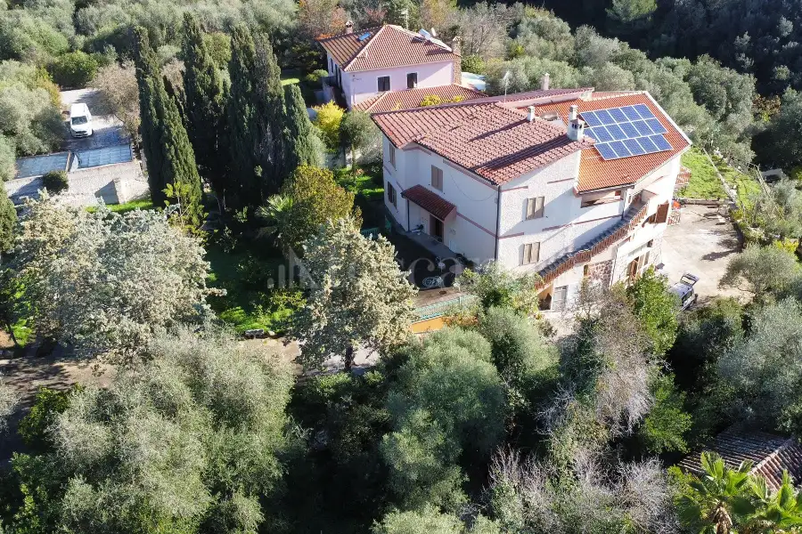 Villa in vendita di 630 mq a €670.000 (rif. 195/2025)