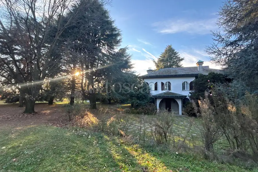 Villa Plurifamiliare in vendita di 370 mq a €1.200.000 (rif. 43/2025)