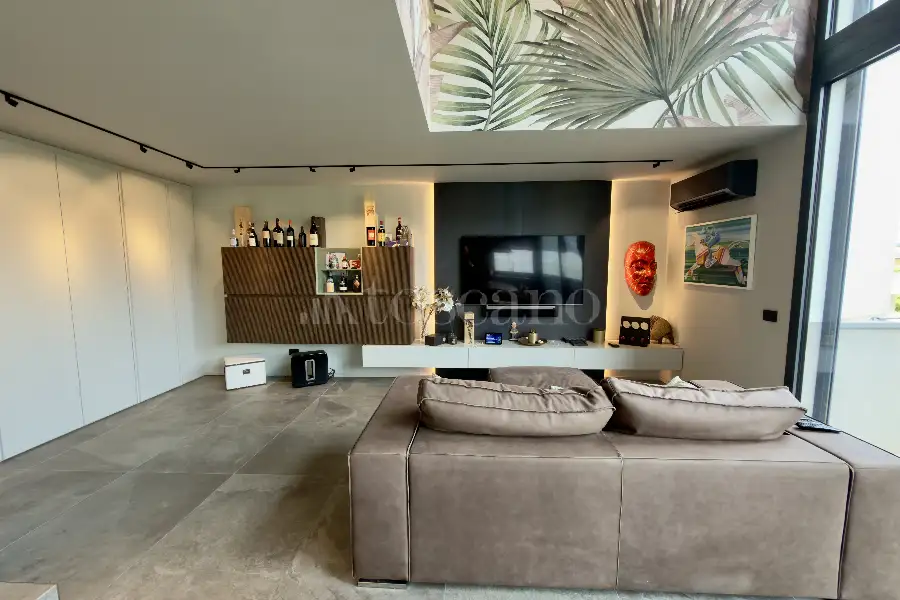 Villa Plurifamiliare in vendita di 120 mq a €760.000 (rif. 33/2026)