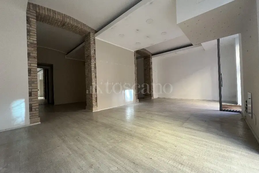 Negozio in affitto di 60 mq a €1.900 (rif. 110/2026)