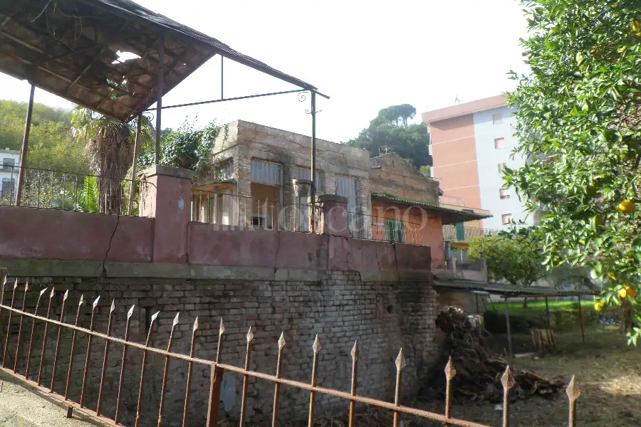 Villa in vendita di 225 mq a €100.000 (rif. 98/2016)
