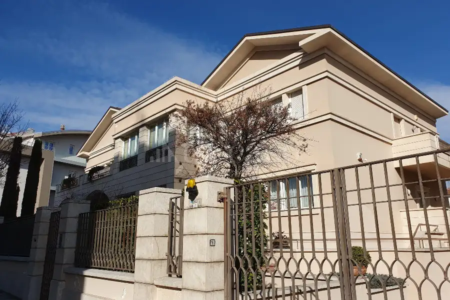 Villa in vendita di 800 mq trattativa riservata (rif. 23/2024)