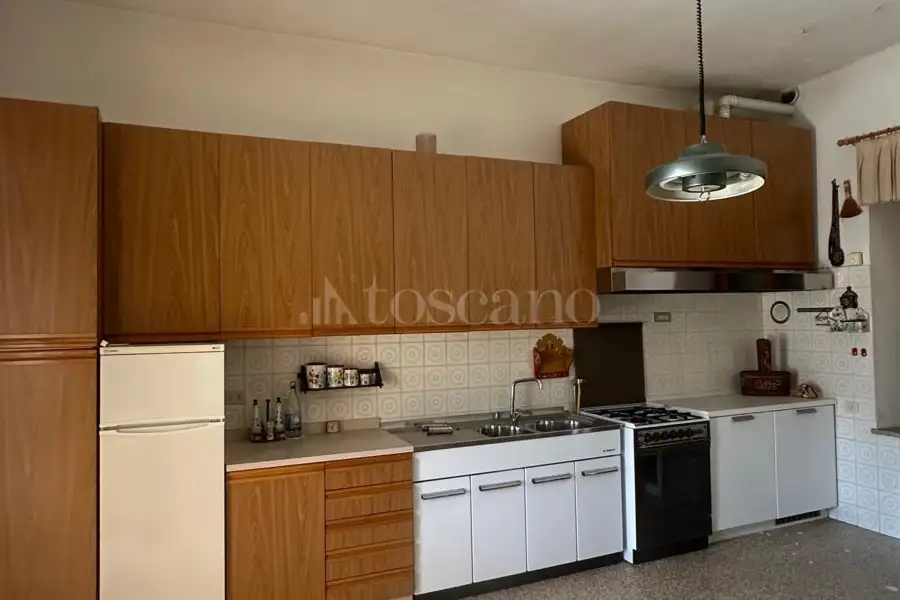 Palazzo in vendita di 330 mq a €300.000 (rif. 3/2026)
