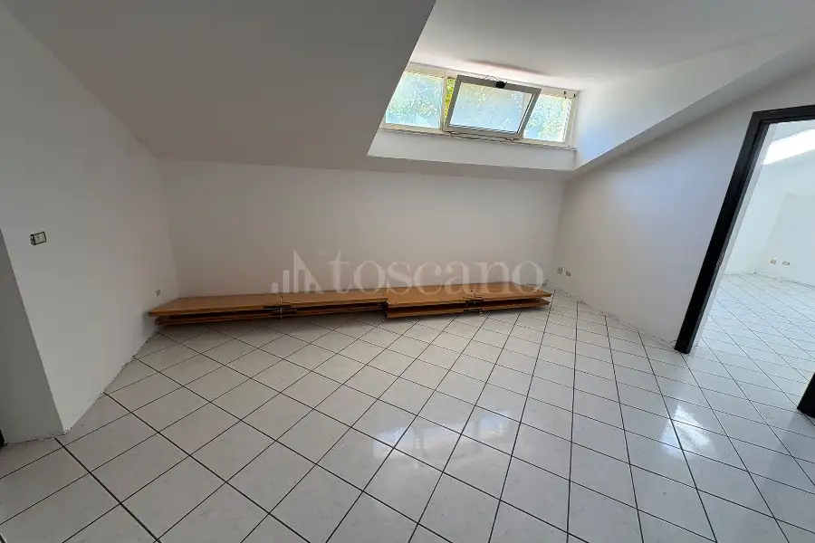 Stabile Uso Ufficio in vendita di 310 mq a €350.000 (rif. 80/2026)