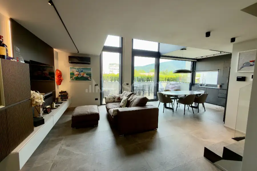 Villa Plurifamiliare in vendita di 120 mq a €760.000 (rif. 33/2026)