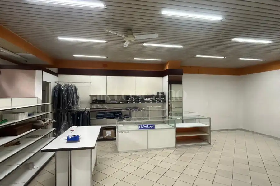 Negozio in vendita di 160 mq a €165.000 (rif. 12/2026)