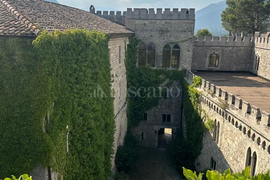 Palazzo in vendita di 3.000 mq trattativa riservata (rif. 69/2026)