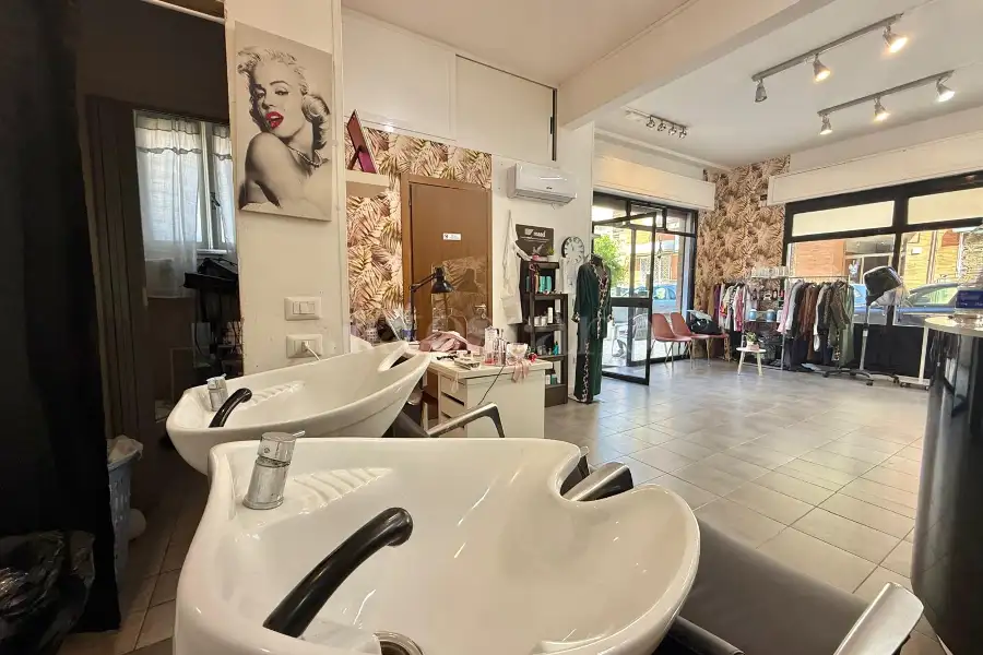 Negozio in vendita di 68 mq a €145.000 (rif. 12/2025)