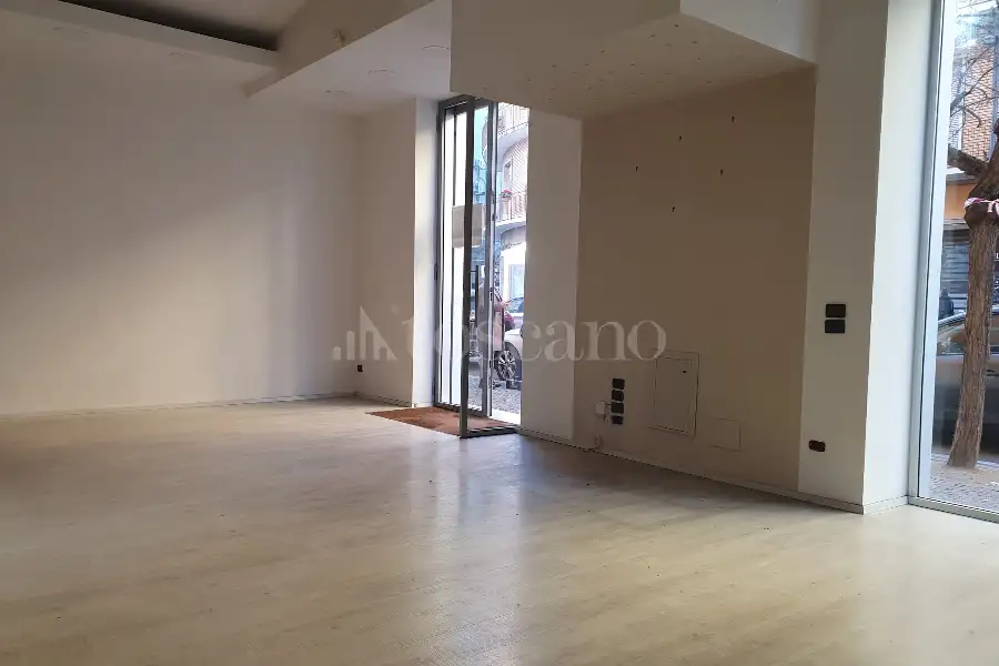 Negozio in affitto di 60 mq a €1.900 (rif. 110/2026)