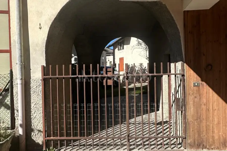 Palazzo in vendita di 330 mq a €300.000 (rif. 3/2026)