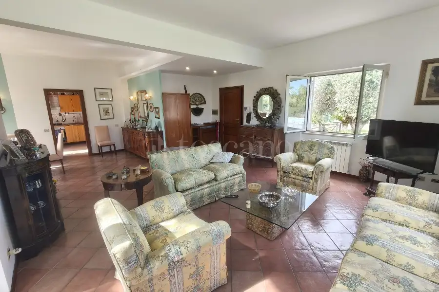 Villa in vendita di 300 mq a €845.000 (rif. 49/2026)
