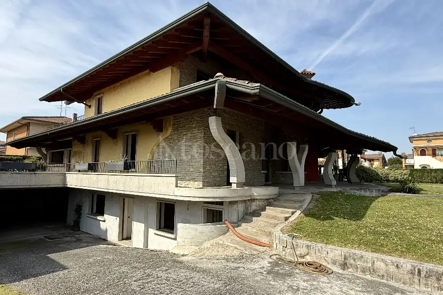 Villa Bifamiliare in vendita di 420 mq trattativa riservata (rif. 17/2026)