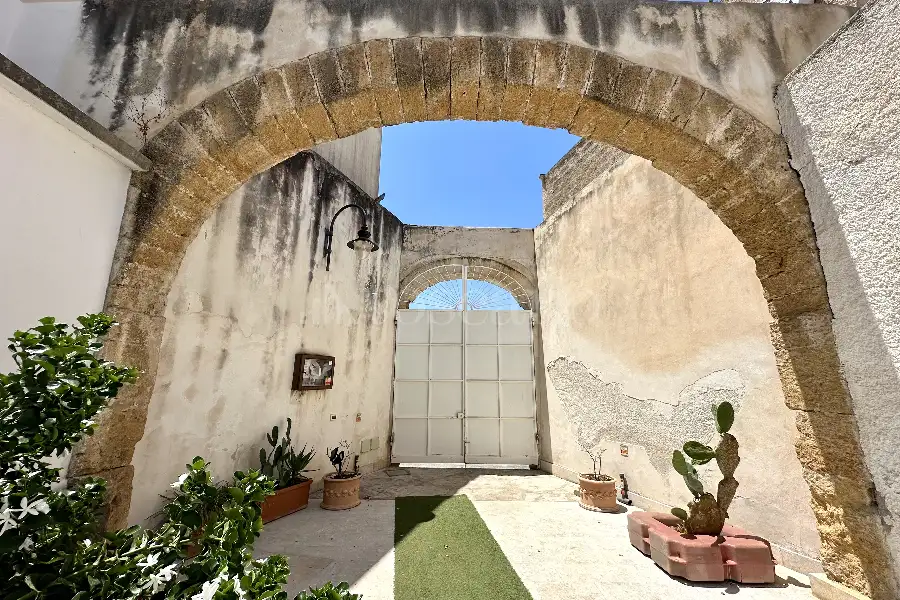 Casale in vendita di 1.300 mq a €1.350.000 (rif. 49/2026)
