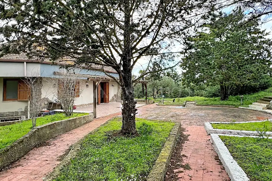 Casa Indipendente in vendita di 300 mq a €350.000 (rif. 24/2026)