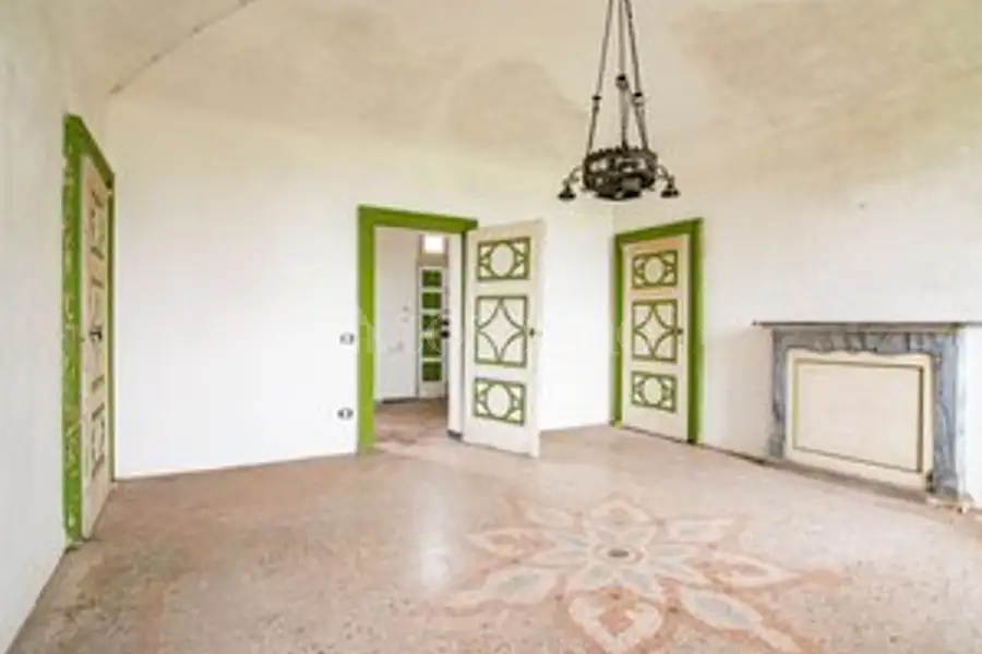 Casale in vendita di 400 mq a €180.000 (rif. 11/2026)