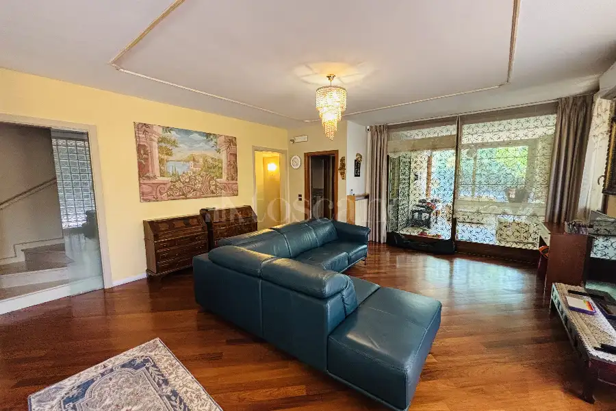 Villa in vendita di 385 mq a €880.000 (rif. 39/2026)
