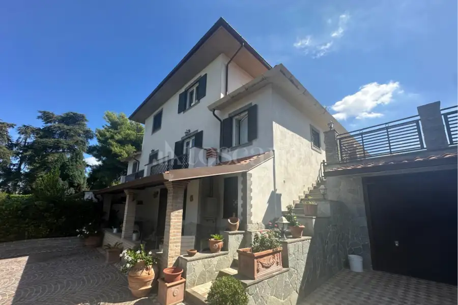 Villa Bifamiliare in vendita di 200 mq a €499.000 (rif. 10/2025)
