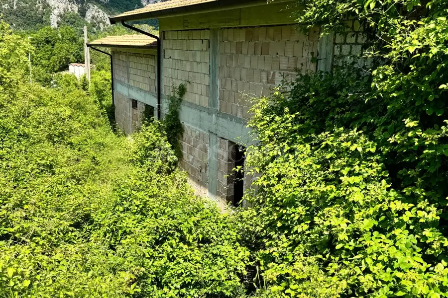 Casa Indipendente in vendita di 332 mq a €60.000 (rif. 64/2025)