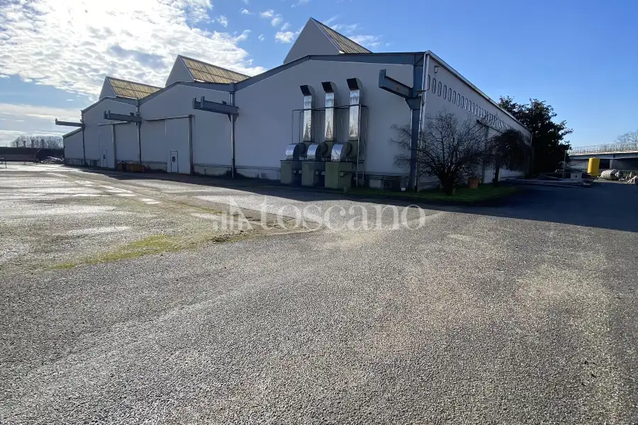 Capannone in vendita di 2700 mq a €2,950,000 (rif. TS0202VE)