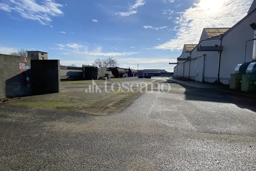 Capannone in vendita di 2700 mq a €2,950,000 (rif. TS0202VE)