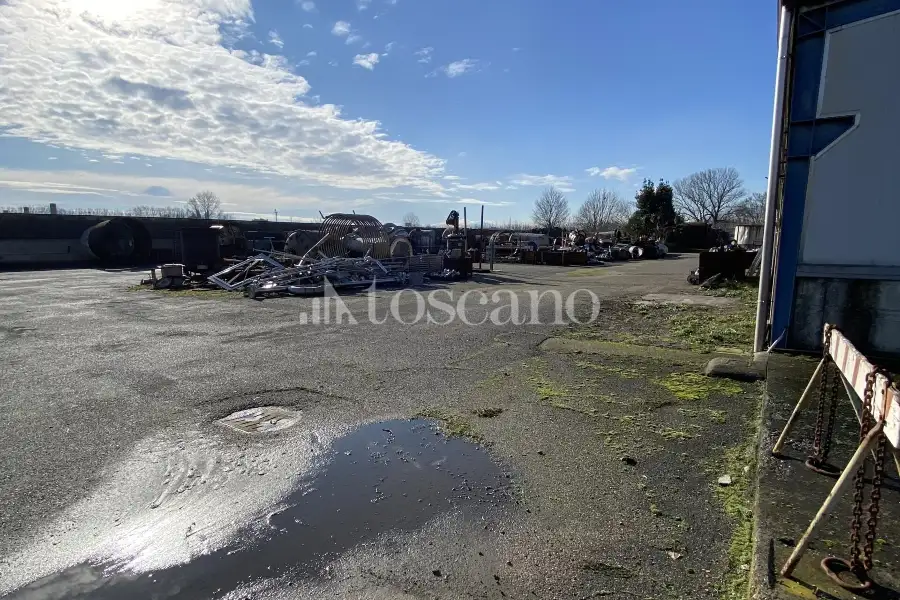 Capannone in vendita di 2700 mq a €2,950,000 (rif. TS0202VE)