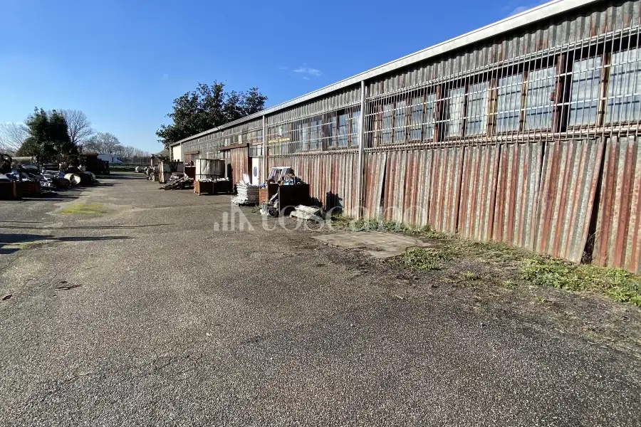 Capannone in vendita di 2700 mq a €2,950,000 (rif. TS0202VE)