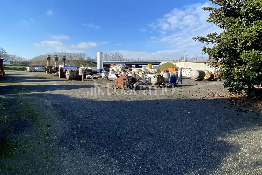 Capannone in vendita di 2700 mq a €2,950,000 (rif. TS0202VE)