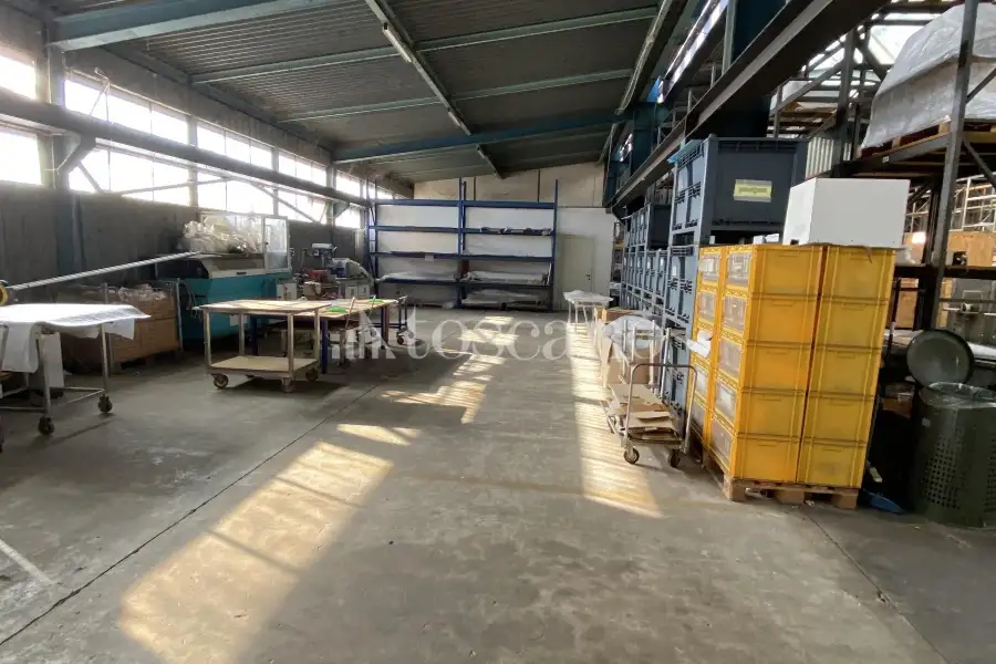 Capannone in vendita di 2700 mq a €2,950,000 (rif. TS0202VE)