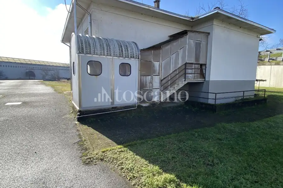 Capannone in vendita di 2700 mq a €2,950,000 (rif. TS0202VE)