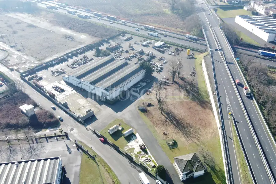 Capannone in vendita di 2700 mq a €2,950,000 (rif. TS0202VE)