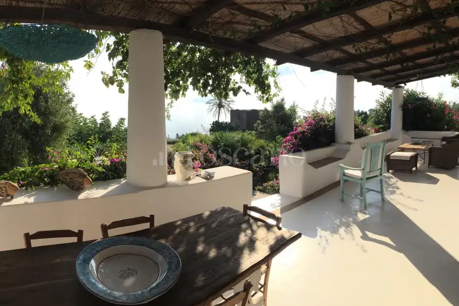 Villa in vendita di 1.000 mq a €1.990.000 (rif. 41/2025)