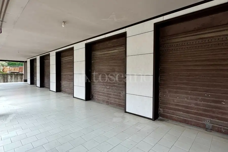 Negozio in vendita di 180 mq a €85.000 (rif. 11/2026)