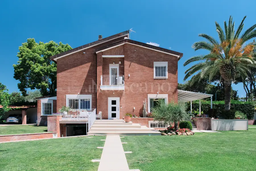 Villa Bifamiliare in vendita di 510 mq a €1.850.000 (rif. 30/2026)