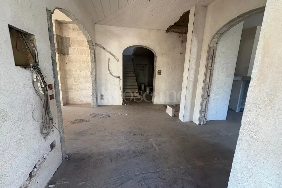 Villa in vendita di 1.200 mq a €800.000 (rif. 31/2026)