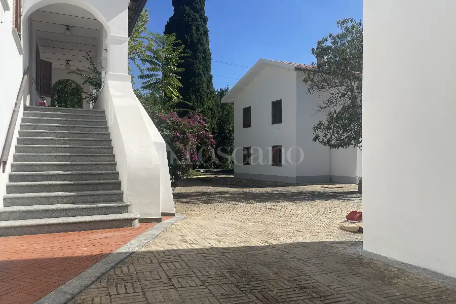 Villa Plurifamiliare in vendita di 25.000 mq a €650.000 (rif. 24/2024)