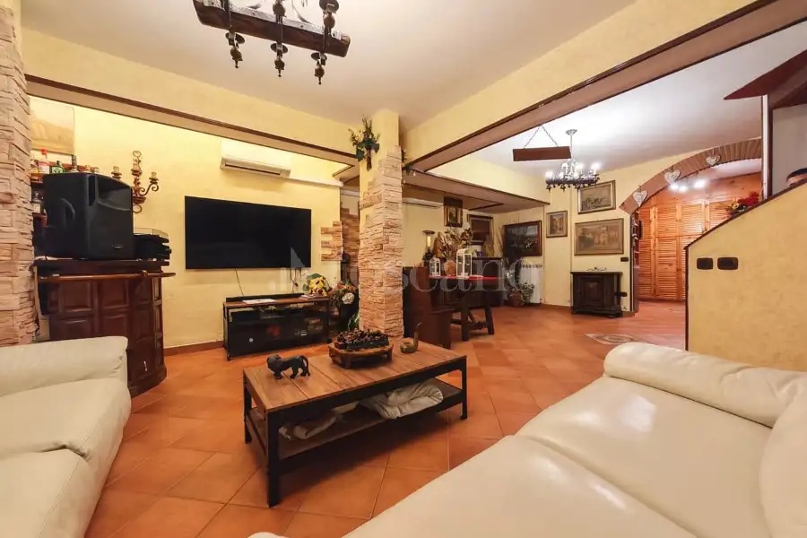 Villa Plurifamiliare in vendita di 260 mq a €489.000 (rif. 59/2026)