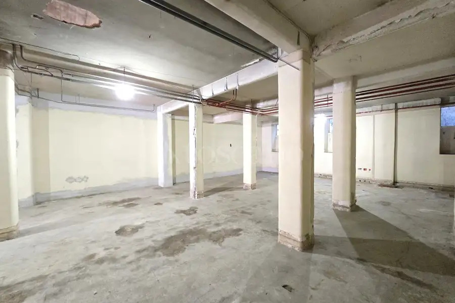 Garage in vendita di 350 mq a €480.000 (rif. 21/2026)