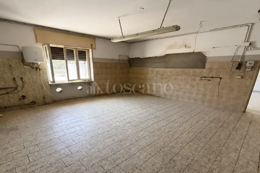 Negozio in vendita di 350 mq a €355.000 (rif. 23/2026)